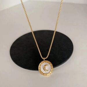 New Gold Plated Stainless Steel Fashion Crescent Moon Necklace. NWT
